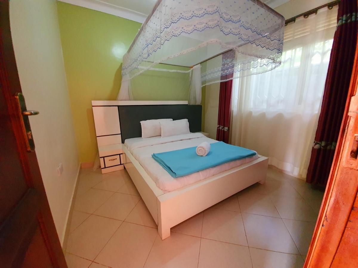 Airport Unique Hotel Ентебе Екстериор снимка